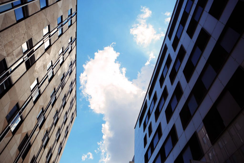 cloud between buildings symbolising best cloud apps for business